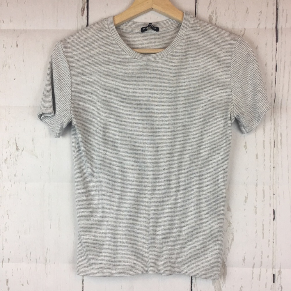 🌻 Brandy Melville Short Sleeve Gray White Top OS
